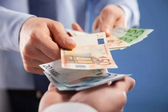 Paskolos pasiūlymas tarp rimtų ir greitų asmenų per 48 valandas